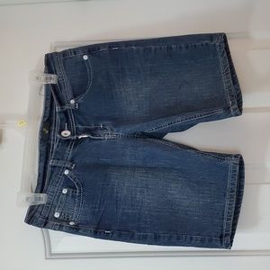 🖐 Bermuda style shorts